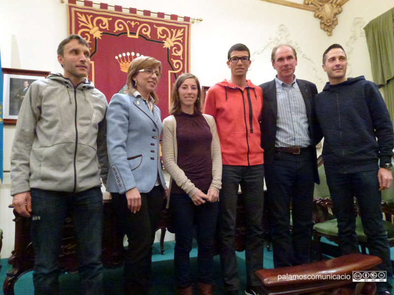 Alguns dels participants en l'acte de reconeixement a Adel Mechaal i l'AA Palamós.