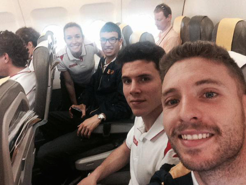 Pau Fradera, Marc Alcalà, Adel Mechaal i Victòria Sauleda, a l'avió cap a Praga. (Foto: @paufm400.)