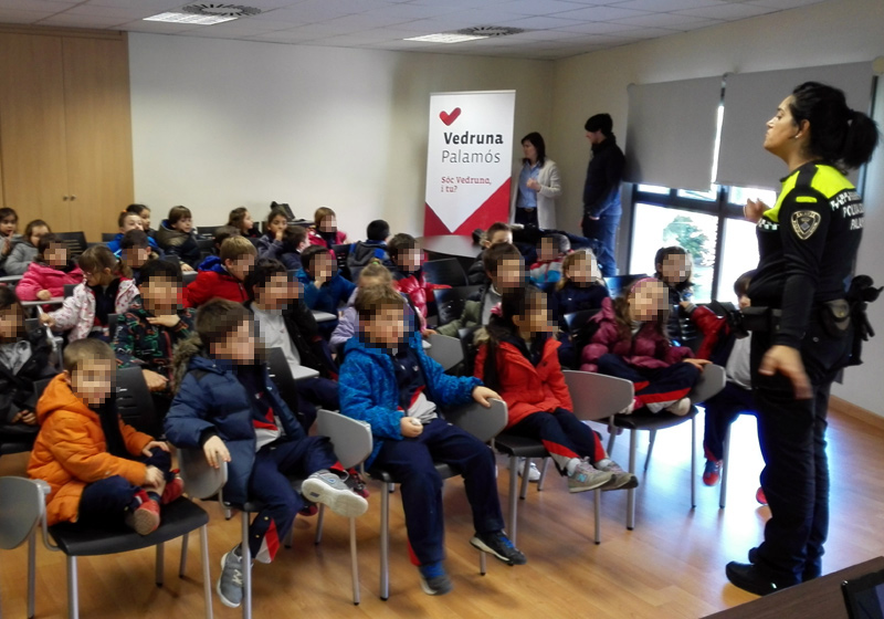 Una agent de la Policia Local explicant normes de mobilitat a alumnes de l'escola Vedruna. (Foto: Ajuntament de Palamós.)
