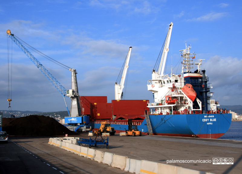 Un vaixell de càrreca operant al port de Palamós. (Foto: Ràdio Palamós).