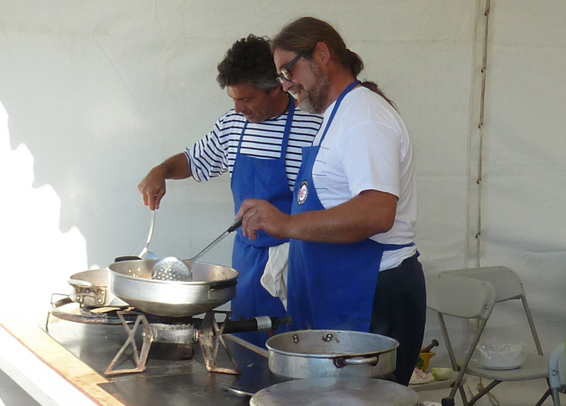 Membres del col·lectiu 'Tela Marinera' al festival Terra de Mar. (Foto: Q. Esteve.)