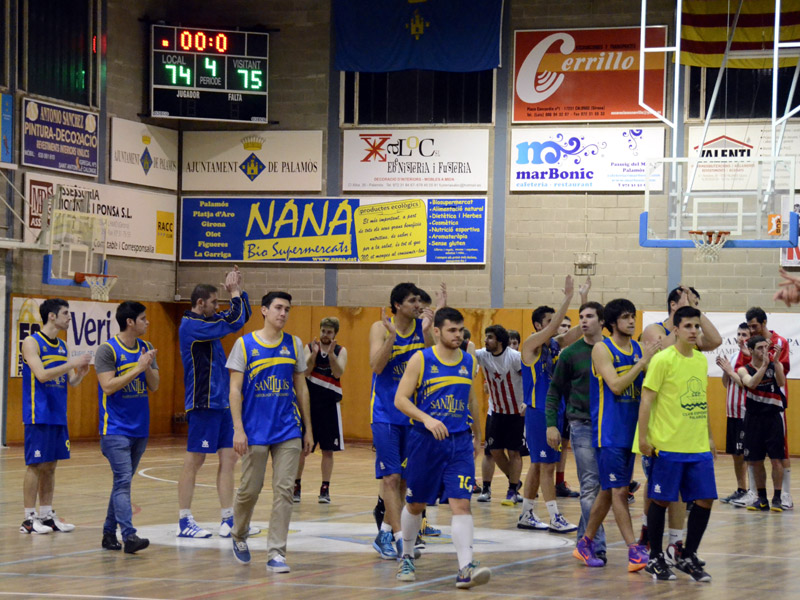 El derbi gironí entre el CE Palamós i el Bisbal Bàsquet se'l van endur els visitants. (Foto: Olga Grassot.)