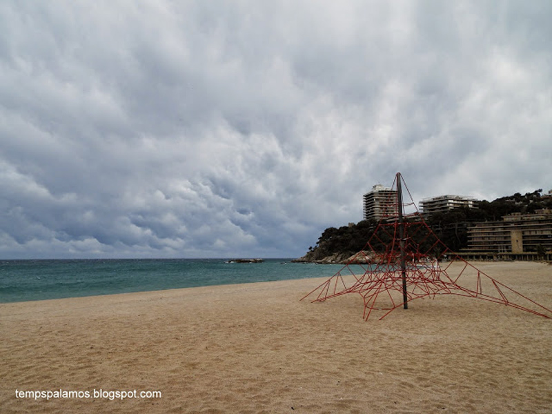 La platja de Torre Valentina, el passat 4 de març. (Foto: Jordi Fernández. tempspalamos.blogspot.com.)