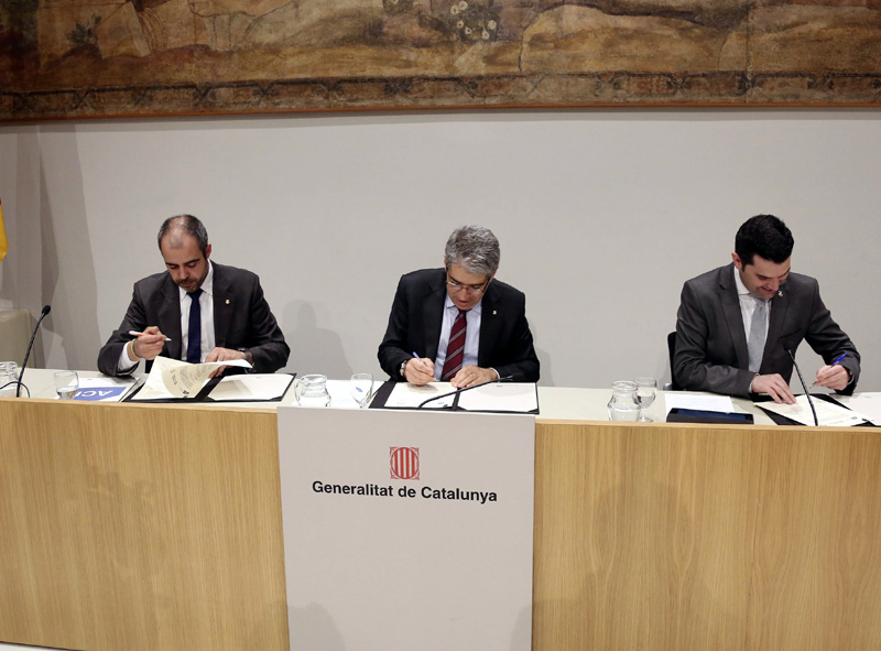 Firma del conveni entre la Generalitat i les entitats municipalistes. (Foto: Generalitat de Catalunya).
