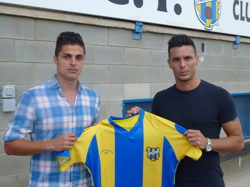 Àxel Vizuete, a l'esquerra, durant la seva presentació com a jugador del Palamós. (Foto: Ràdio Palamós.)