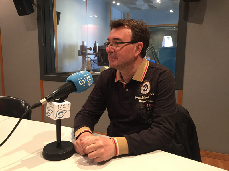 El regidor de CiU, Josep Radresa, ahir als estudis de Ràdio Palamós.