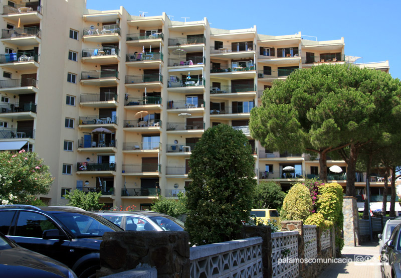 Un bloc d'apartaments turístics a La Fosca, en una imatge d'arxiu.