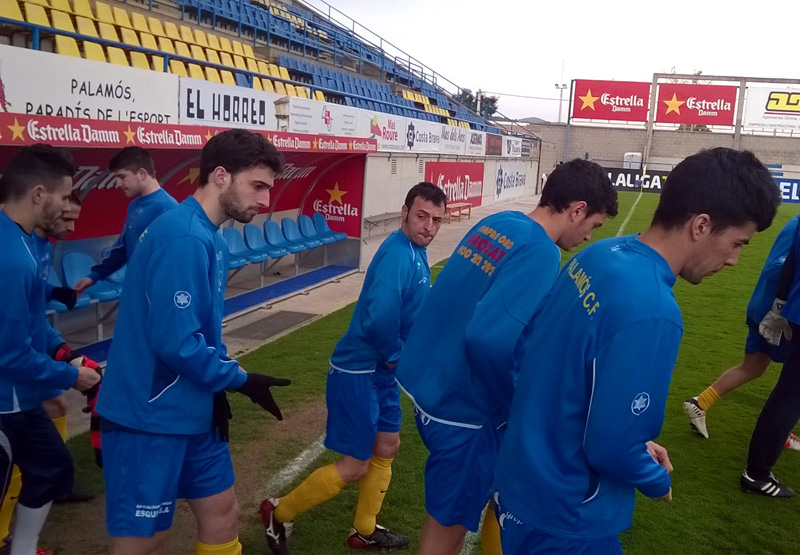 El Palamós CF en el moment de saltar al camp. Foto Ramón Ribas