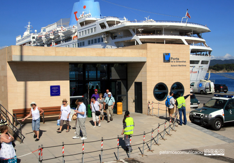 L'estació de passatgers del port de Palamós, un dia d'escala de creuer.
