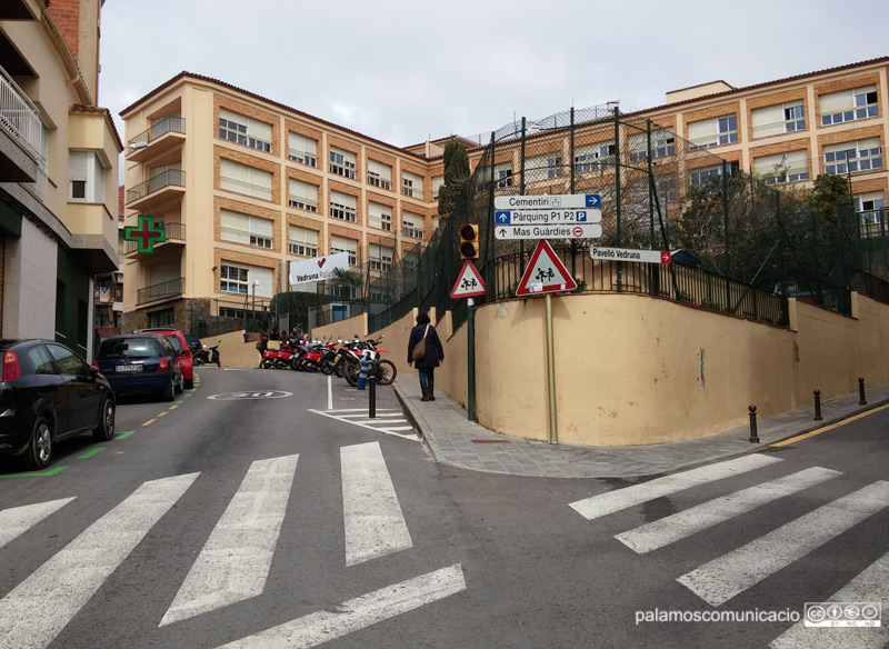 L'escola Vedruna, entre els carrers de Xaloc i Santa Joaquima de Vedruna.