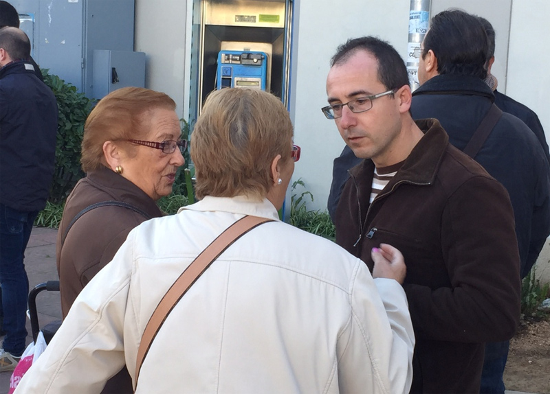 El candidat d'ERC, Lluís Puig, atenent unes vilatanes.