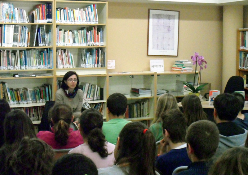 Eulàlia Canal comentant els seus llibres amb alumnes del col·legi Vila-romà.Foto C.Vila-romà SAM