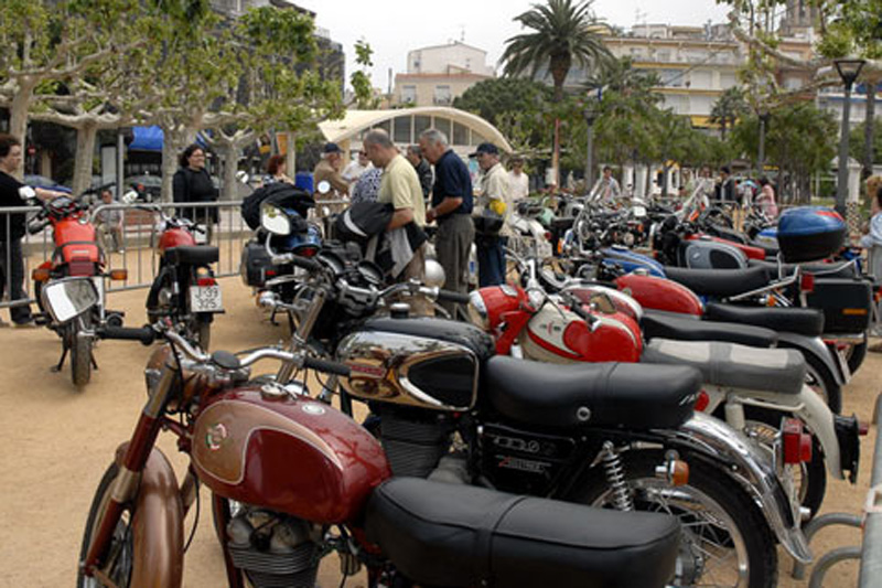 Concentració de motos antigues al passeig, en un imatge d'arxiu. (Foto: Ràdio Palamós.)