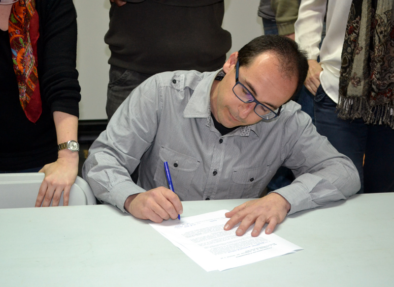 El candidat d'Esquerra a Palamós, Lluís Puig, signant el document de l'ANC. (Foto: ERC.)