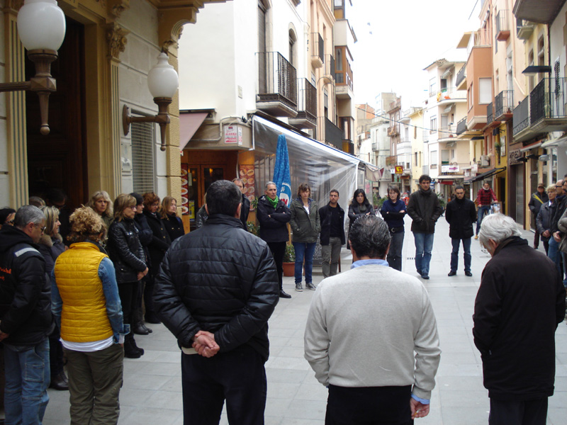 Minut de silenci, aquest migdia davant l'Ajuntament. (Foto: Ajuntament de Palamós.)