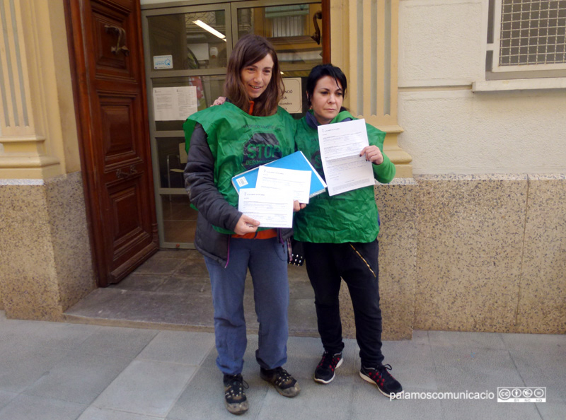 Dues membres de la PAH de Palamós, a punt de presentar les instàncies aquest matí.
