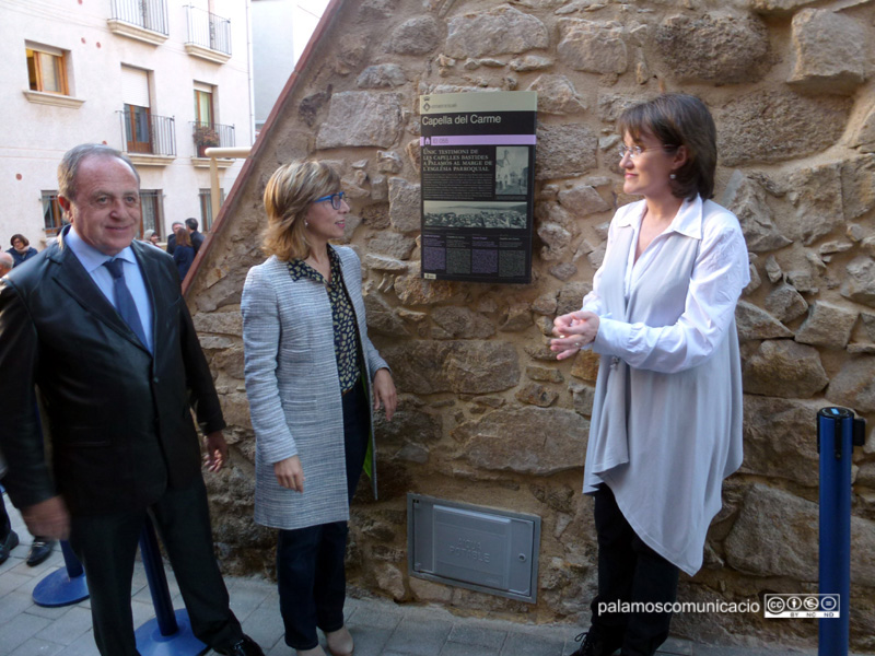 Les autoritats descobrint la placa informativa de la Capella del Carme.