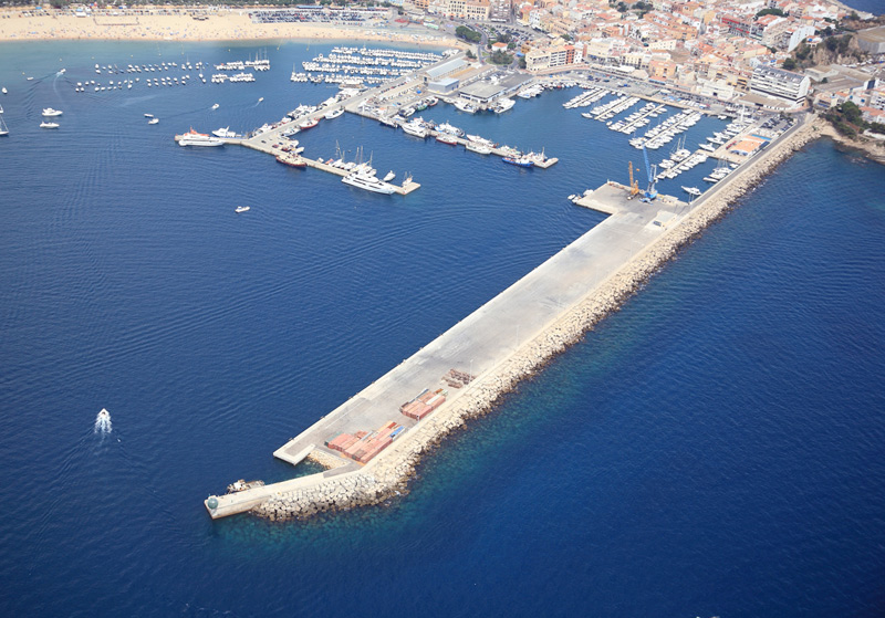 Imatge aèria del moll comercial del port de Palamós, en primer terme. (Foto: Ports de la Generalitat).