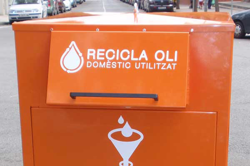 Contenidor per a la recollida d'oli. (Foto. elsverdsalaquas.blogspot.com.)