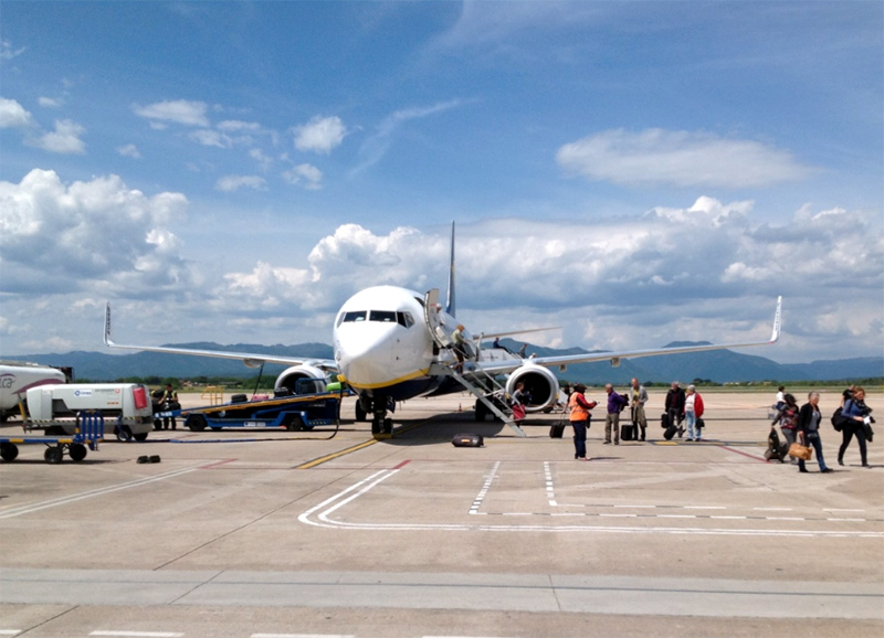 Passatgers baixant d'un avió a l'aeroport de Girona. (Foto: Kng jankmook.)