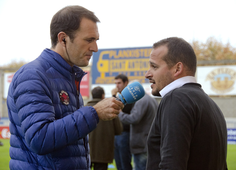 Joan Mármol, entrevistat pel narrador dels partits a Ràdio Palamós, Ramon Ribas. (Foto: Olga Grassot.)