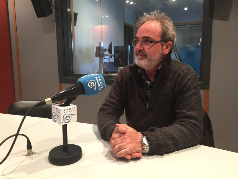 El regidor de CiU, Joan Roches, ahir als estudis de Ràdio Palamós.