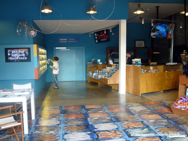 La recepció del Museu de la Pesca, al tinglado del moll de Palamós.