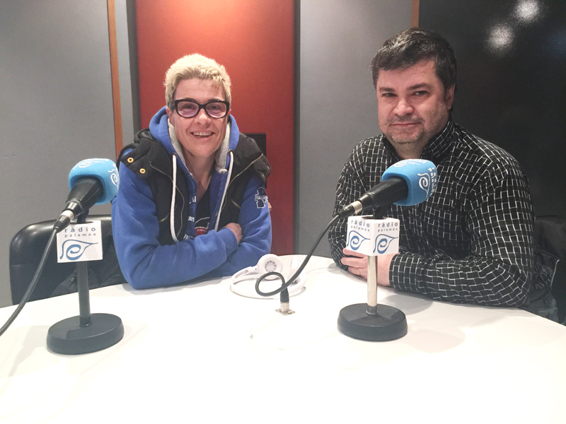 Esther Sarriera i Abel Marín, del Patinatge Club Palamós, als estudis de l'emissora municipal.