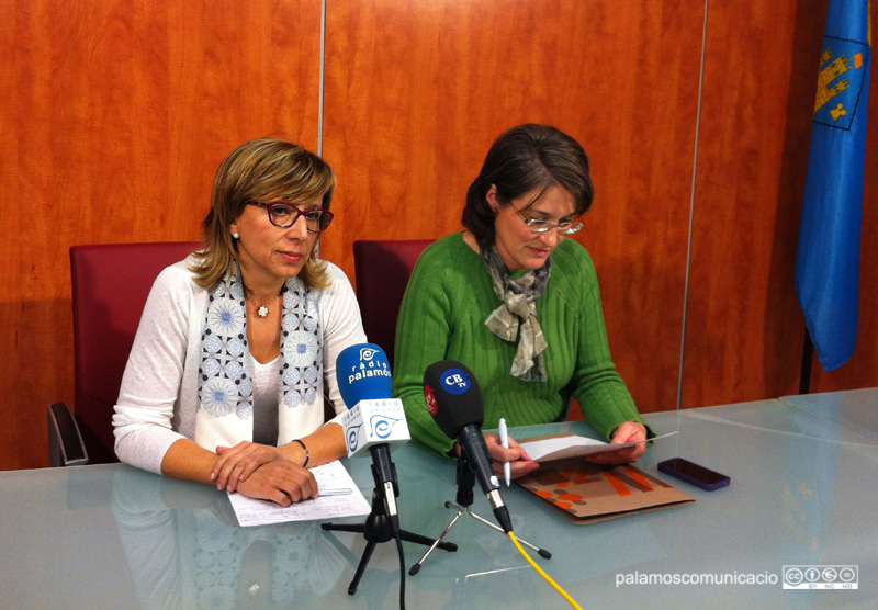 L'alcaldessa Teresa Ferrés i la regidora de Turisme, Gràcia Artigas, aquest matí a l'Ajuntament.
