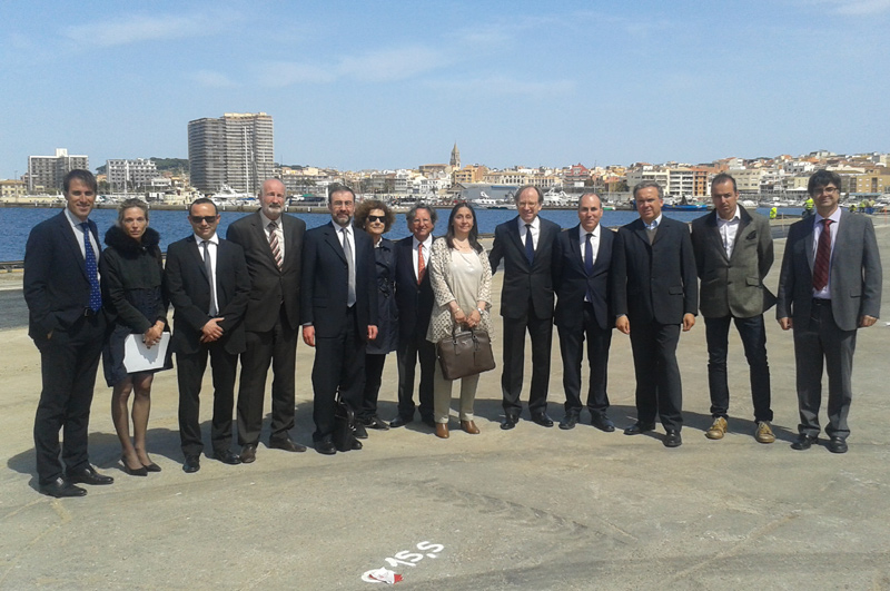 La comitiva italiana i les autoritats locals, en la visita al port de Palamós. (Foto: Ports de la Generalitat).