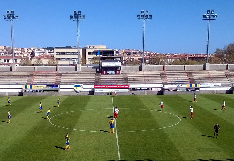 Començament del partit d'ahir entre Palamós i Manlleu. (Foto: Ramon Ribas.)