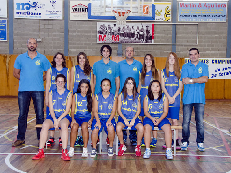 Ana Quirós, amb el número 9, i Txell Bonillo, amb el 5, en una imatge del cadet del CE Palamós. (Foto: O. Grassot.)