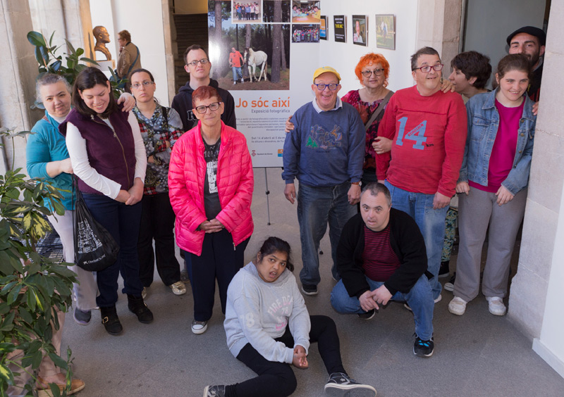 L'exposició 'Jo sóc així' es pot veure al claustre de la Diputació de Girona.