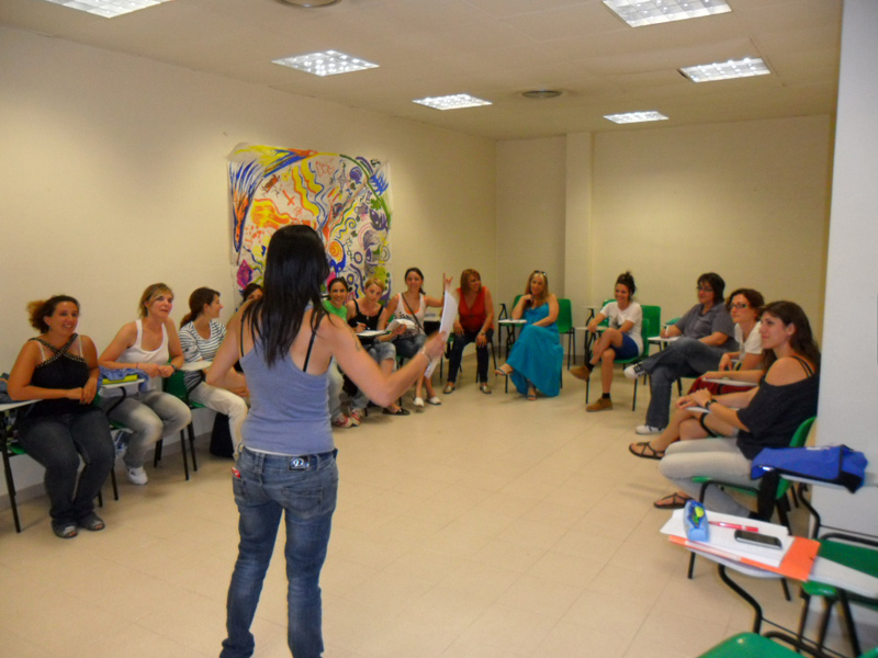 Eva Fornós, d'esquenes, en una sessió sobre la gestió de conflictes i educació emocional. (Foto: Escola L'Empordà.)