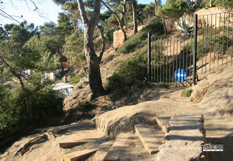 El camí de ronda a l'altura de la cala de s'Alguer.