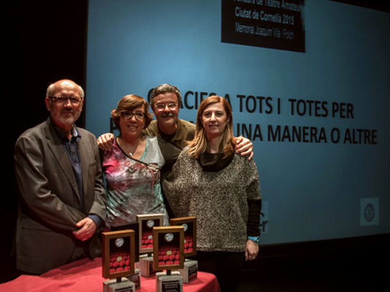 L'equip de 'Dues dones que ballen', amb el premi de la Mostra de Teatre Amateur de Cornellà. (Foto: Gespa Teatre.)