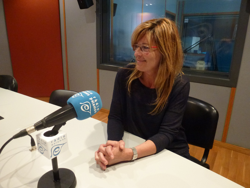 La regidora de CiU, Dolors Cruz, als estudis de Ràdio Palamós.