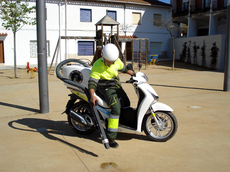 La motocicleta per a recollir excrements de gossos. (Foto: Ajuntament de Palamós).