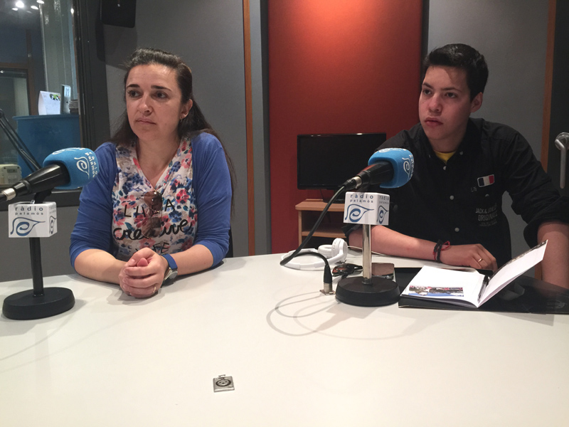 Pepi Escudero i Àngel Lozano, membres de l'Empordà es mou als estudis de Ràdio Palamós.
