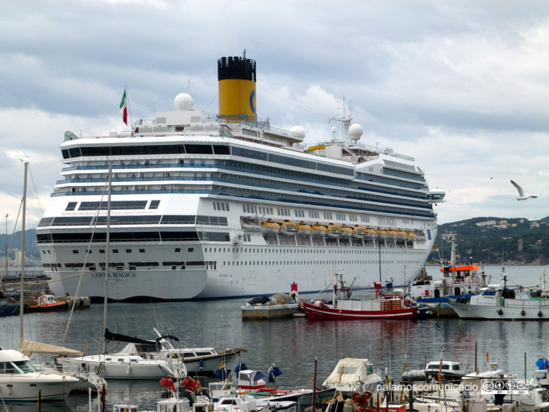 El creuer Costa Mágica, aquest matí al port de Palamós.