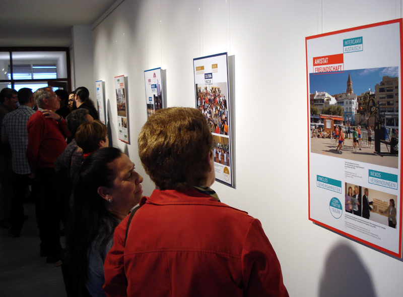 La mostra està integrada per dotze plafons amb fotografies representatives de l'agermanament. (Foto: Ajuntament de Palamós.)