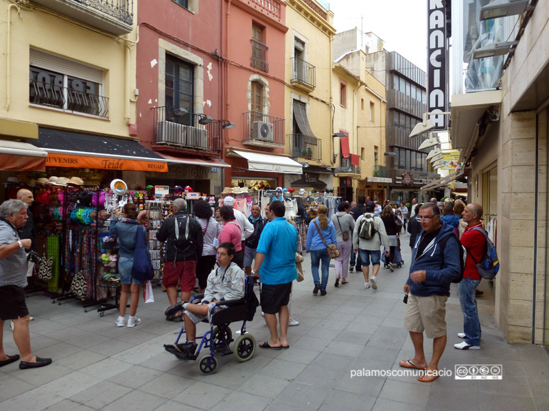 Creueristes al carrer Major de Palamós ahir al matí.