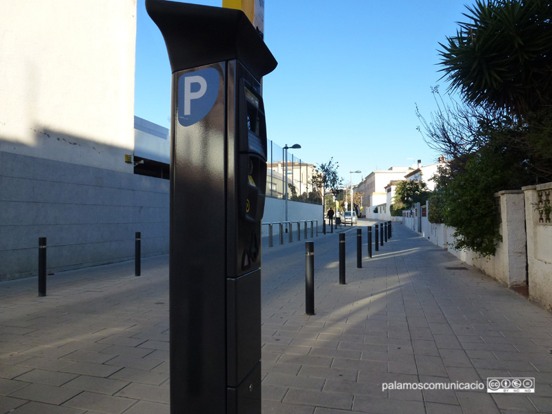 Zona verda d'estacionament al carrer de l'Hospital.
