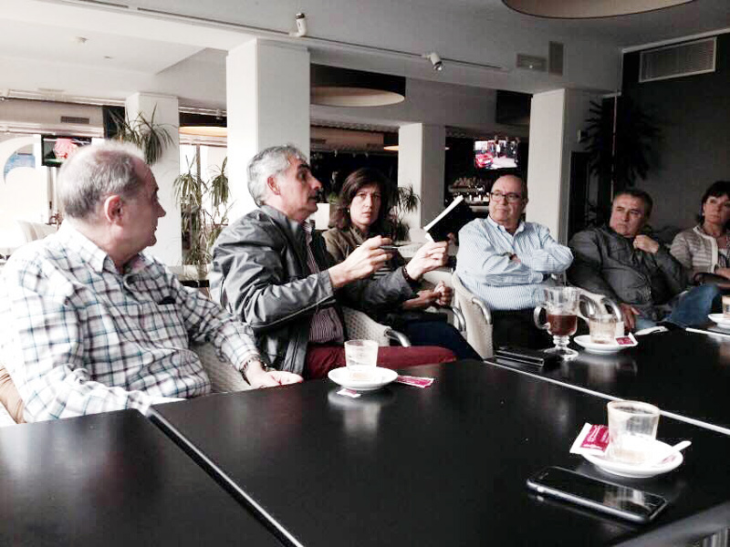 El candidat de CiU, Jordi Pallí, conversant amb comerciants de Palamós. (Foto: CiU Palamós.)