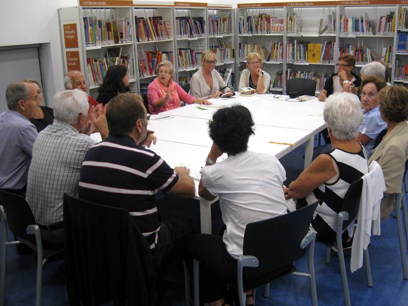 Una sessió de la Tertúlia Literària a la biblioteca. (Foto: Biblioteca Lluís Barceló i Bou.)