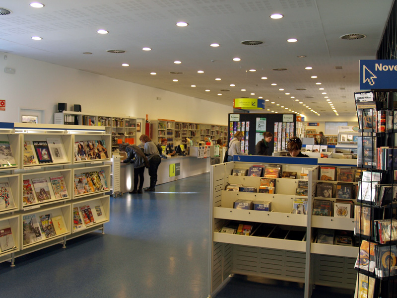 Una imatge de la biblioteca municipal de Palamós.