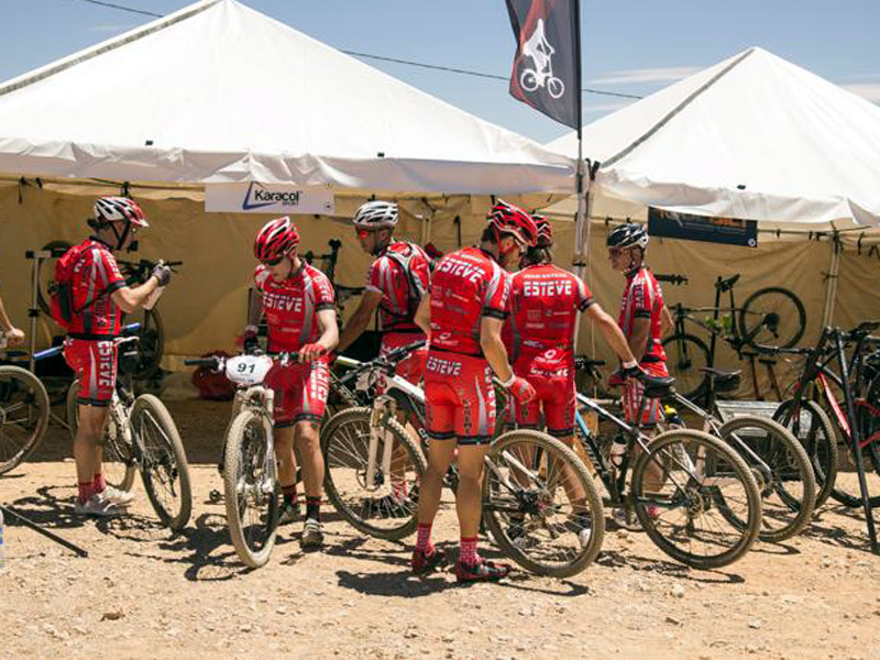 L'equip de Bicis Esteve preparant-se per una etapa de la dura prova africana. (Foto: Titan Desert.)