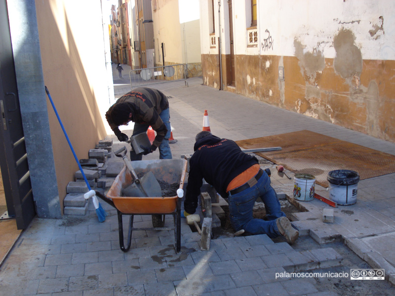 La Brigada d'obres fent reparacions en un carrer de Palamós.