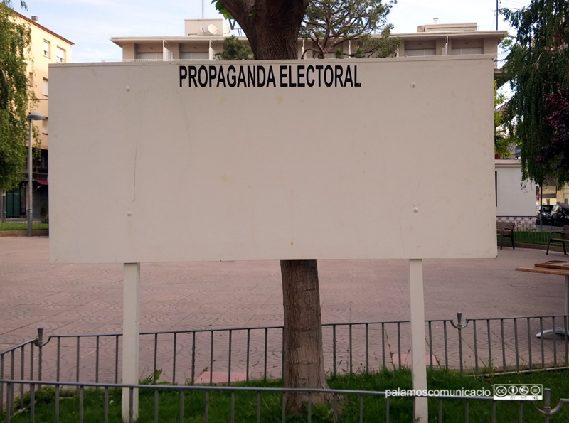 Espai de propaganta electoral a la plaça de Catalunya de Palamós, a punt per a aquesta nit.