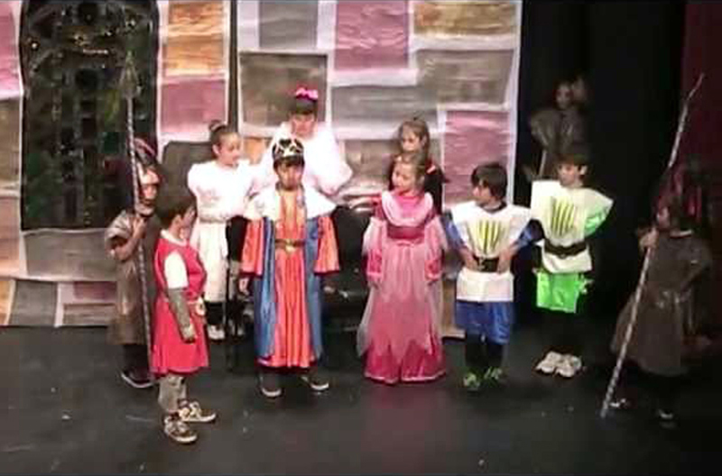 Alumnes de La Vila durant la Mostra de Teatre Infantil de l'any passat. (Foto: xtec.)